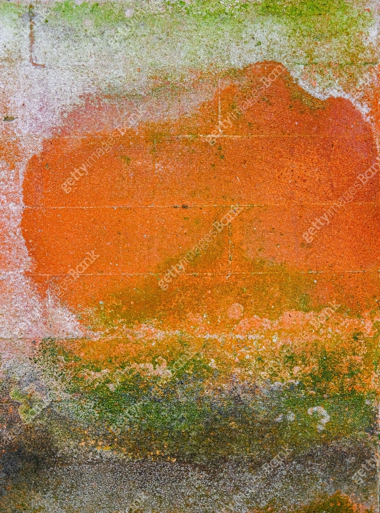 Rust orange stained concrete wall with mold growing on bottom 이미지 ...