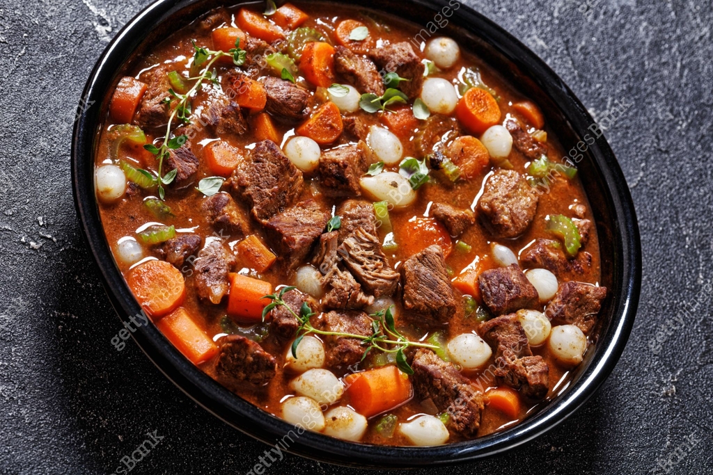 boneless beef short ribs stew in black bowl 이미지 (1479337743) - 게티이미지뱅크