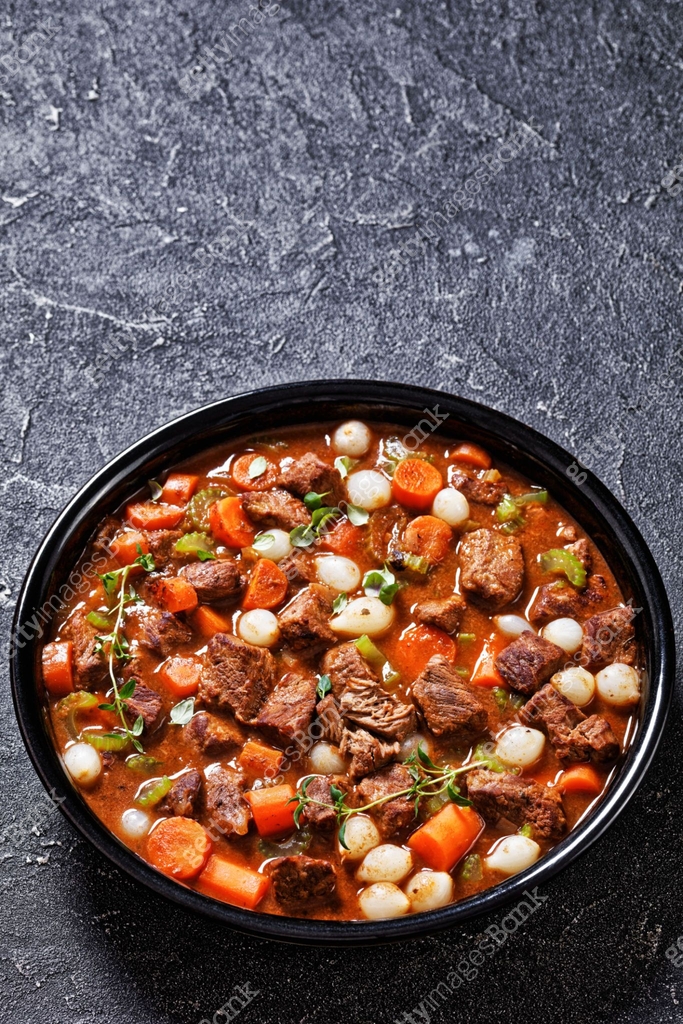 boneless beef short ribs stew in black bowl 이미지 (1479337872) - 게티이미지뱅크