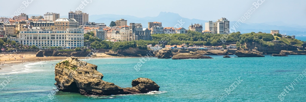 Roche Ronde rock and seafront of Biarritz 이미지 (1484101764) - 게티이미지뱅크