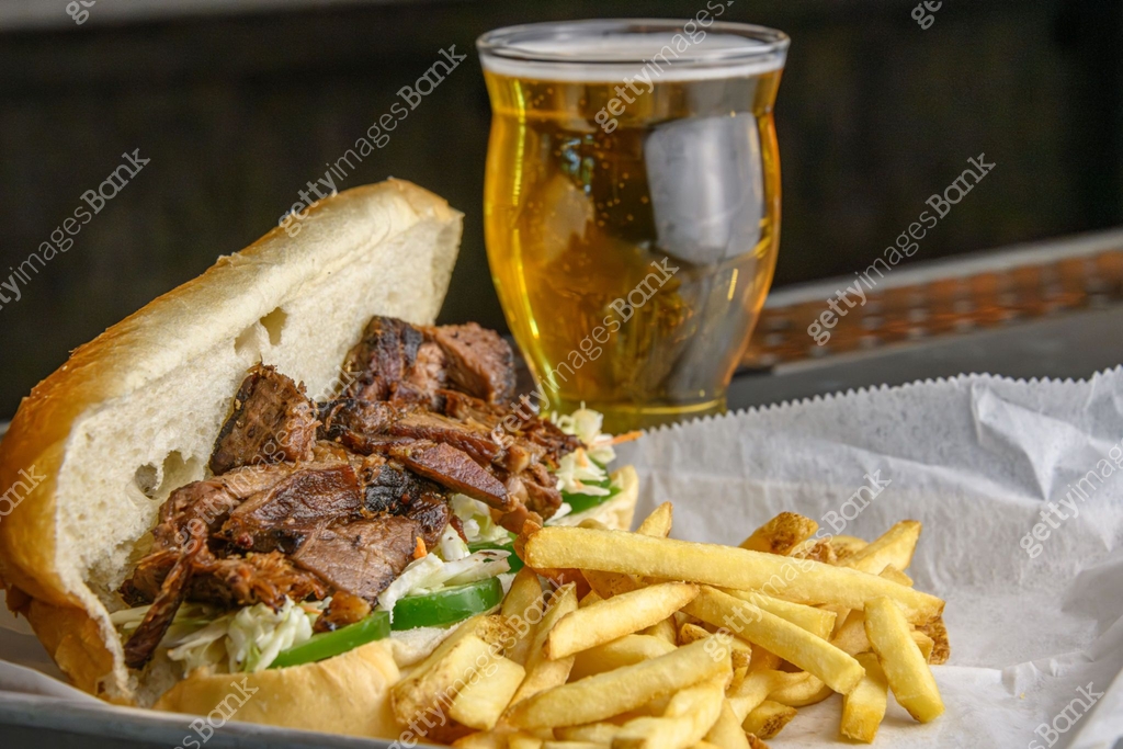 Beef Brisket Sandwich with a Draft Beer 이미지 (1490507978) - 게티이미지뱅크