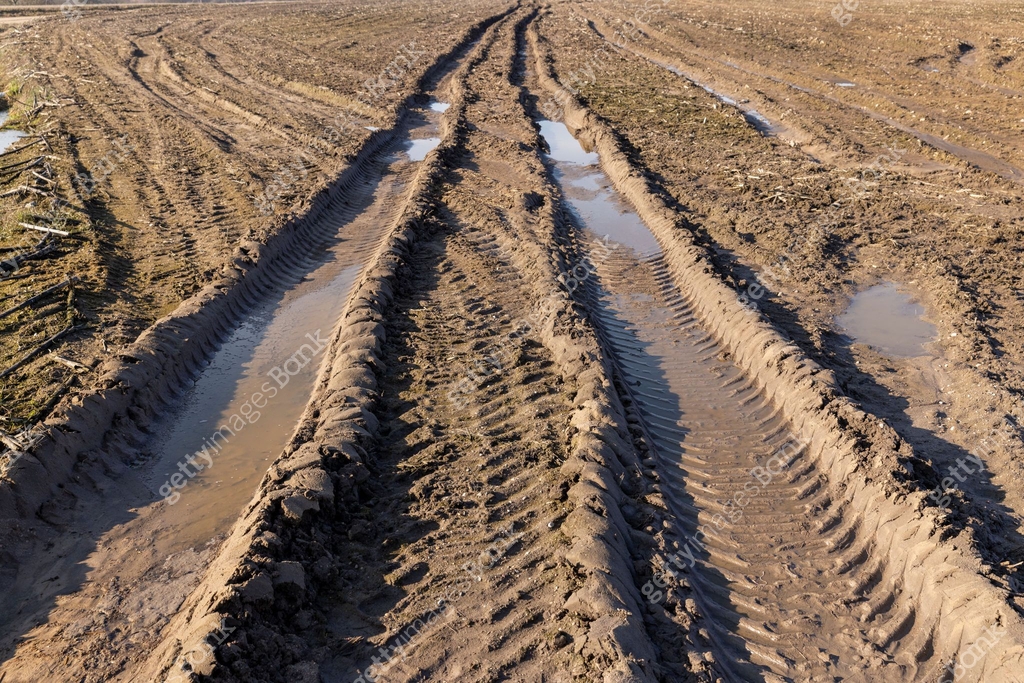 Deep Ruts Snow deep ruts from cars in the mud of the field 이미지 (1489515403) - 게티이미지뱅크