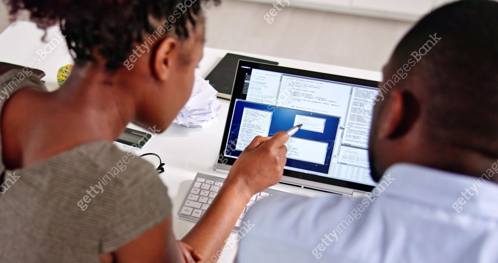 African American Coder Using Computer At Desk 이미지 (1490484945) - 게티이미지뱅크