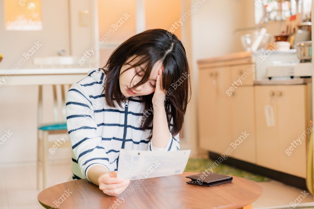 Preoccupied Student Young woman preoccupied by soaring electricity rates 이미지 (1498975808 ...