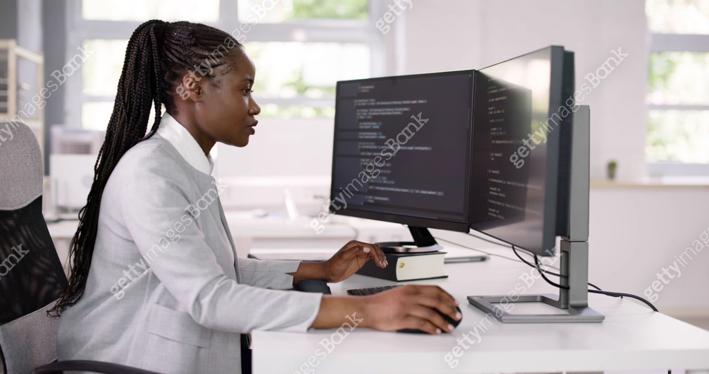 African American Coder Using Computer At Desk 이미지 (1572438120) - 게티이미지뱅크