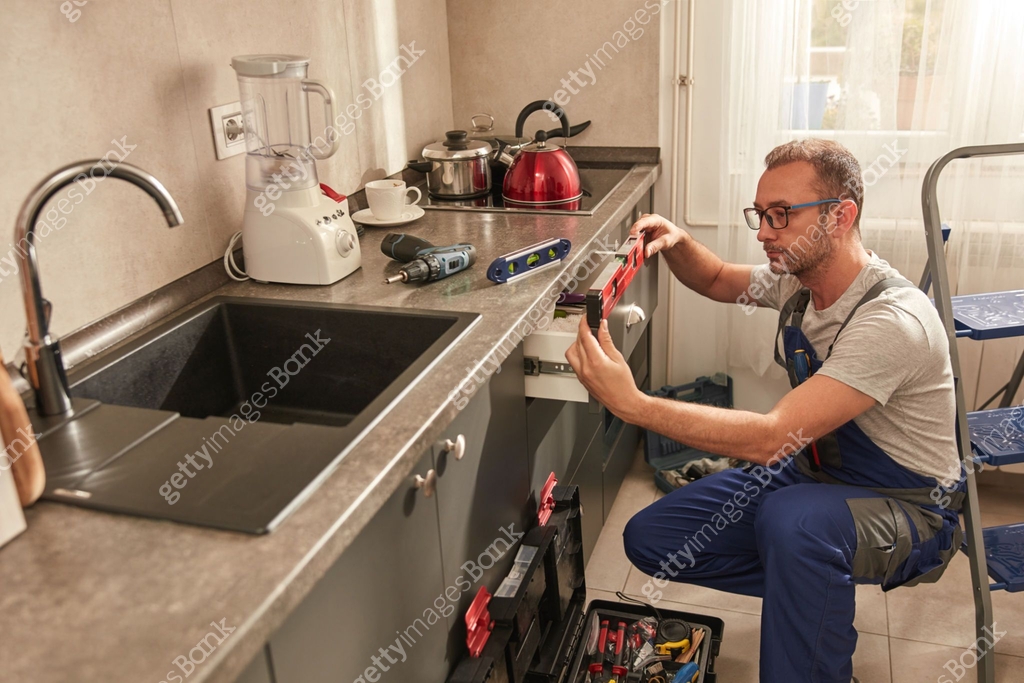 Handyman fixing kitchen cabinets in the apartment. 이미지 (1533838677 ...