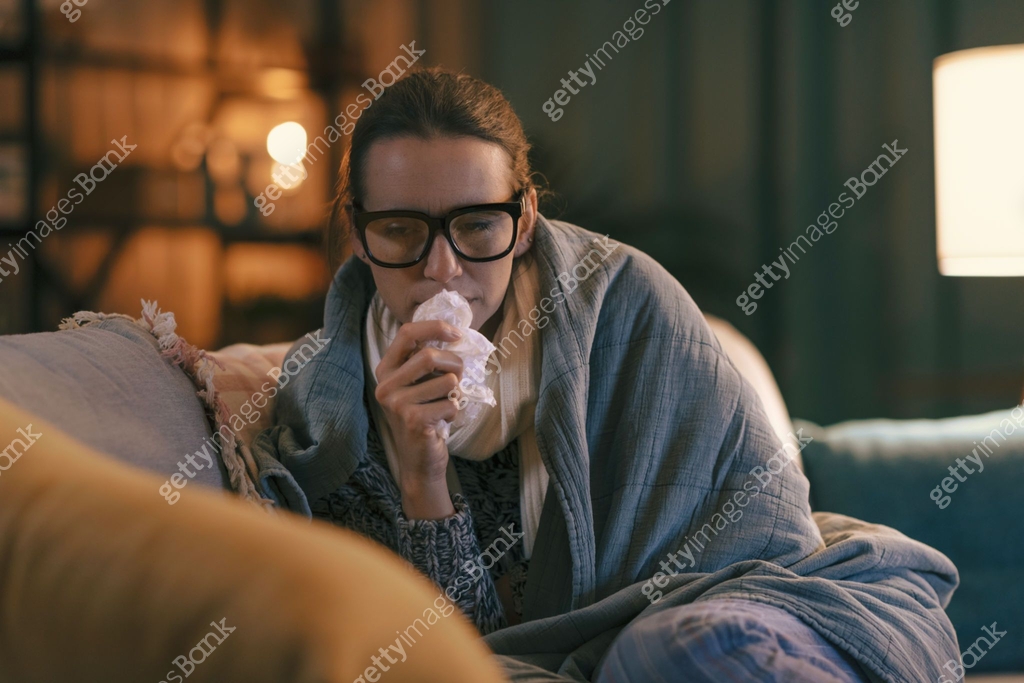 Sick woman with cold resting at home 이미지 (1582402145) - 게티이미지뱅크