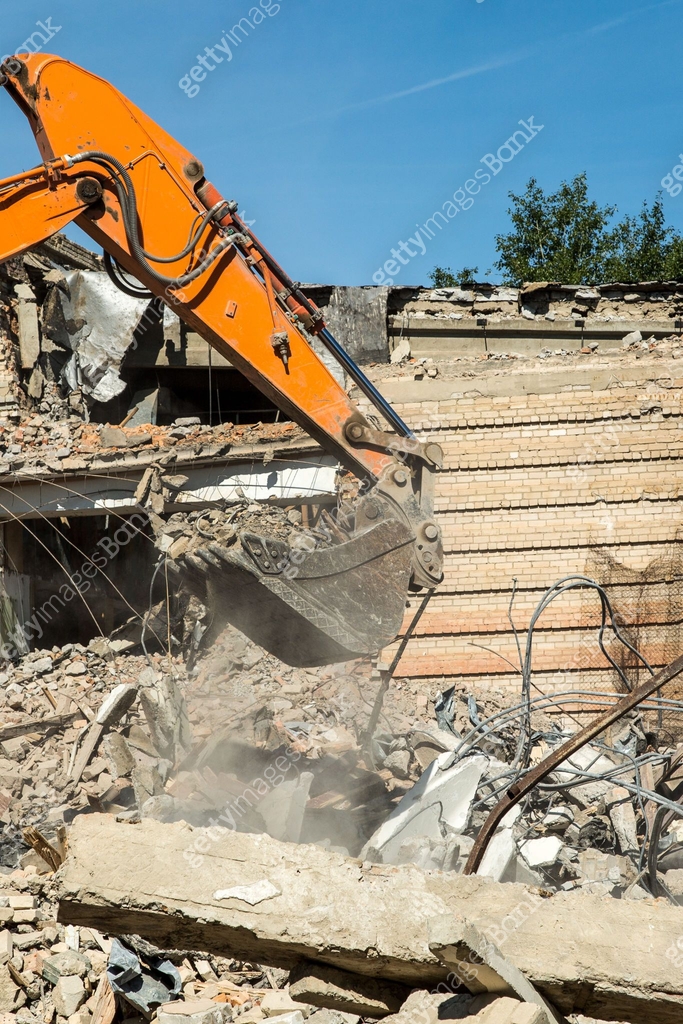 Excavator bucket raking the ruins of the house after the collapse 이미지 ...