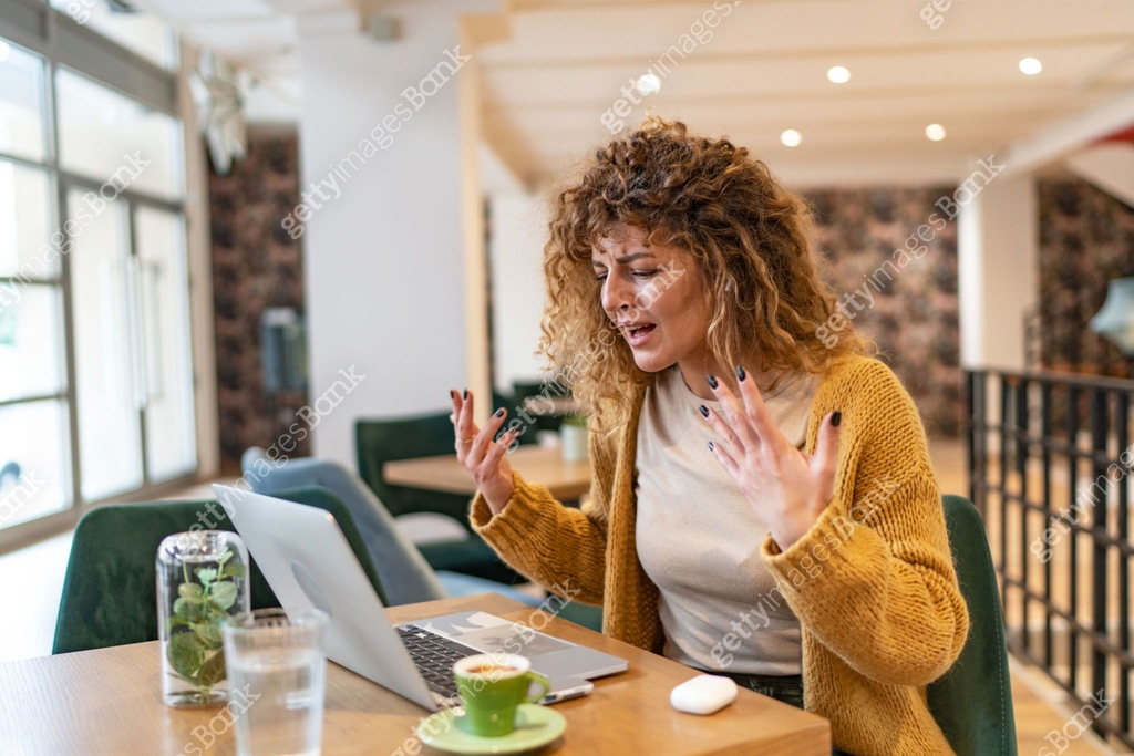 Screaming Call Angry young woman having video call, screaming and gesturing. 이미지 ...