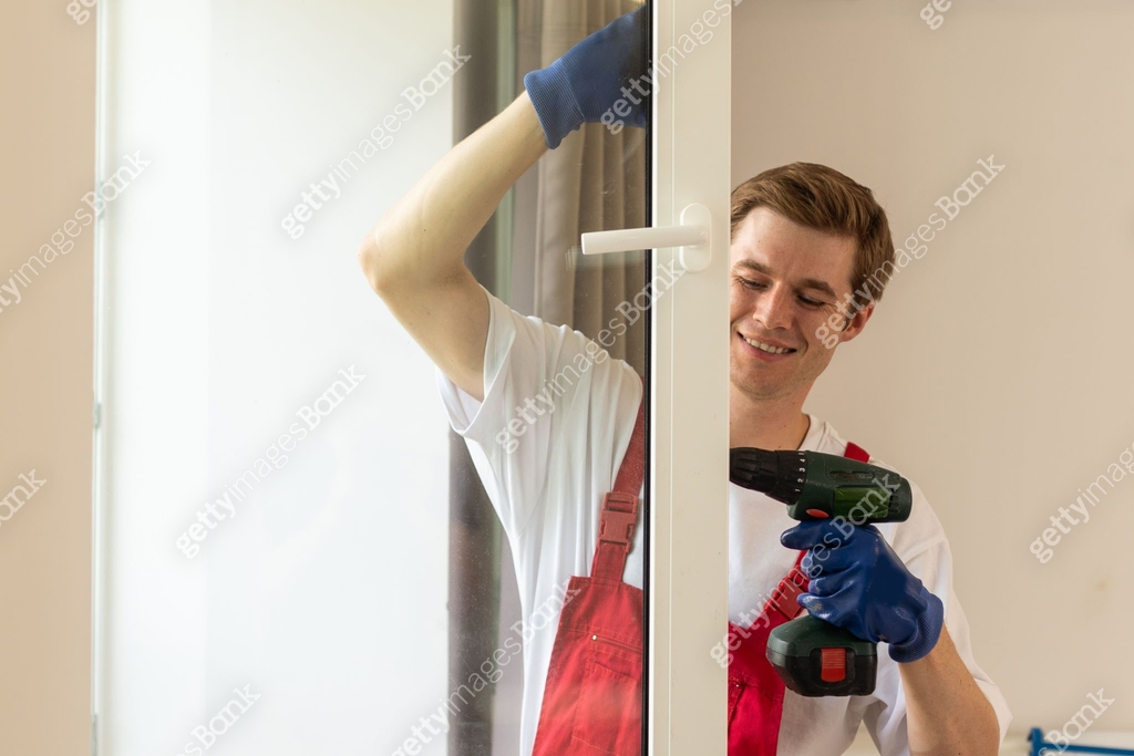 A repairman fixing windows in new apartment. 이미지 (1702376805) - 게티이미지뱅크
