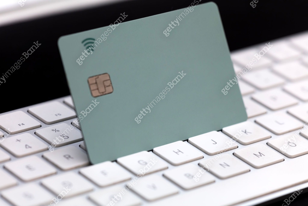 Compter Card Credit card at desktop computer 이미지 (1746539467) - 게티이미지뱅크