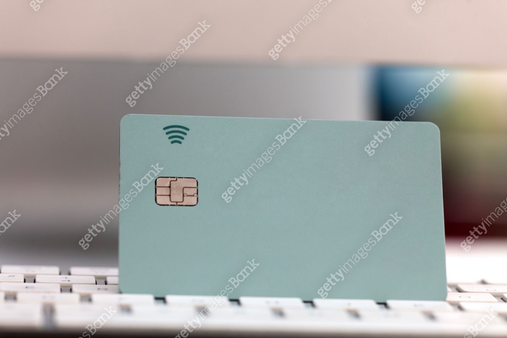 Compter Card Credit card at desktop computer 이미지 (1752579247) - 게티이미지뱅크