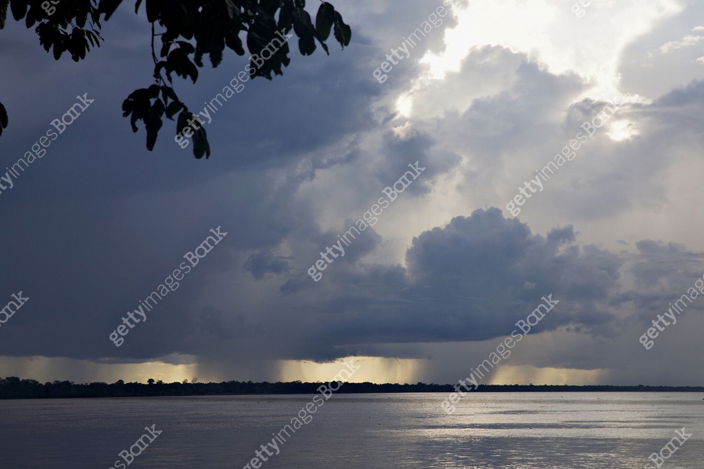 Storm clouds over the Amazon river 이미지 (1793496673) - 게티이미지뱅크