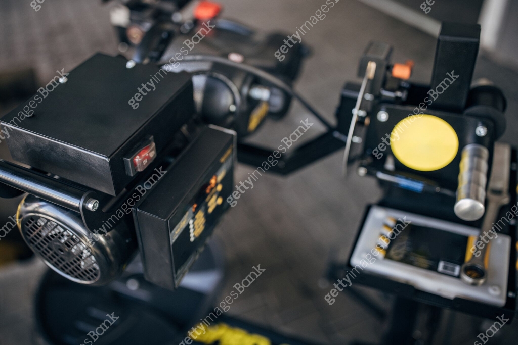Modern car brake service machine 이미지 (1885713863) - 게티이미지뱅크