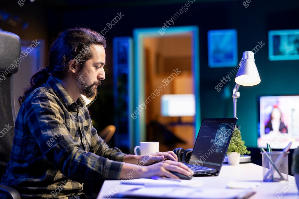 Man typing in machine code on laptop 이미지 (1941051240) - 게티이미지뱅크
