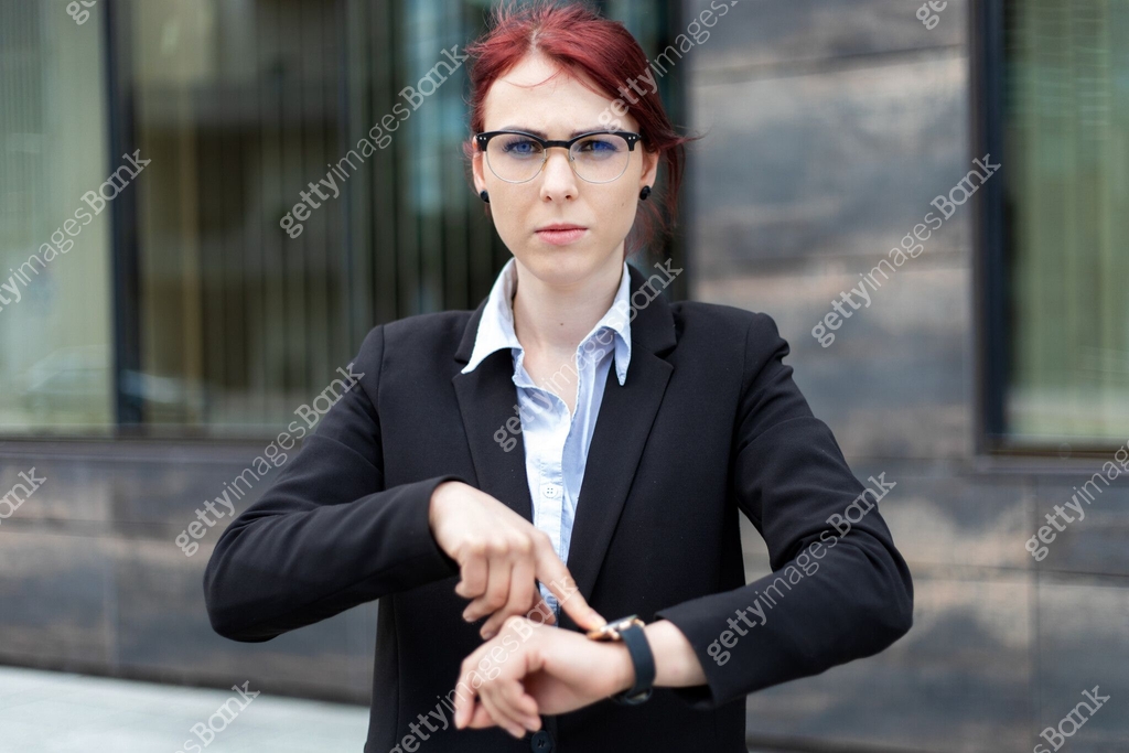 Angry businesswoman pointing at ther watch because you're late 이미지 ...