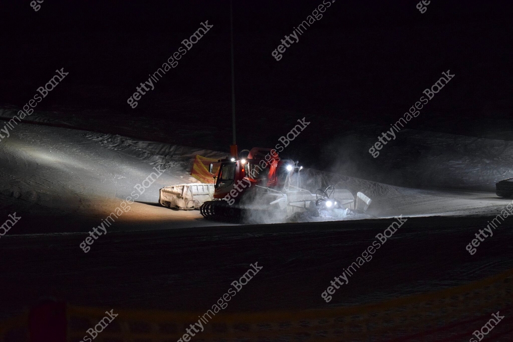 Snow Compating A snow groomer compacting ski runs at night 이미지 (2008992233) - 게티이미지뱅크