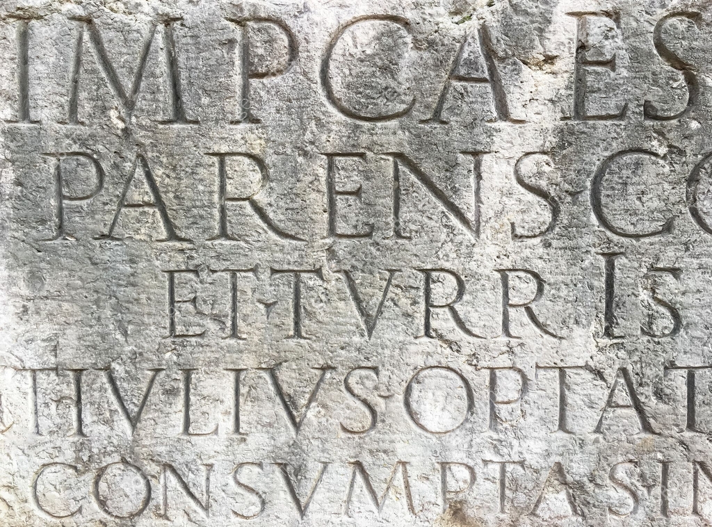 Roman letters on stone 이미지 (2057562350) 일러스트, 무료 일러스트 - 게티이미지뱅크