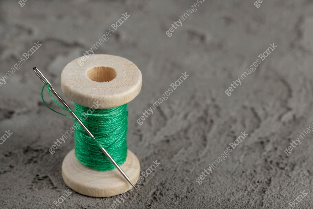 Sharp Spool wooden spool with green thread and sharp needle 이미지 (2148313940) - 게티이미지뱅크