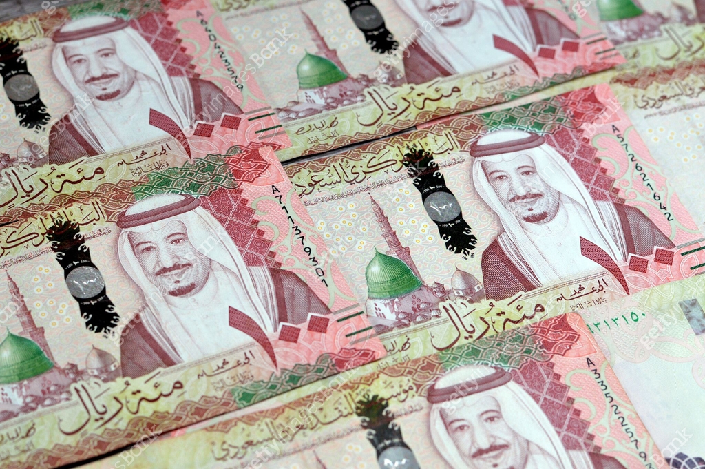 Saudi Arabia 100 riyals banknotes, The Saudi riyal is the currency of ...