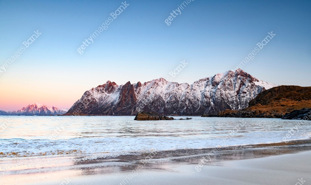 Sunset over Hovden beach at the Vesteralen archipel in Northern Norway ...