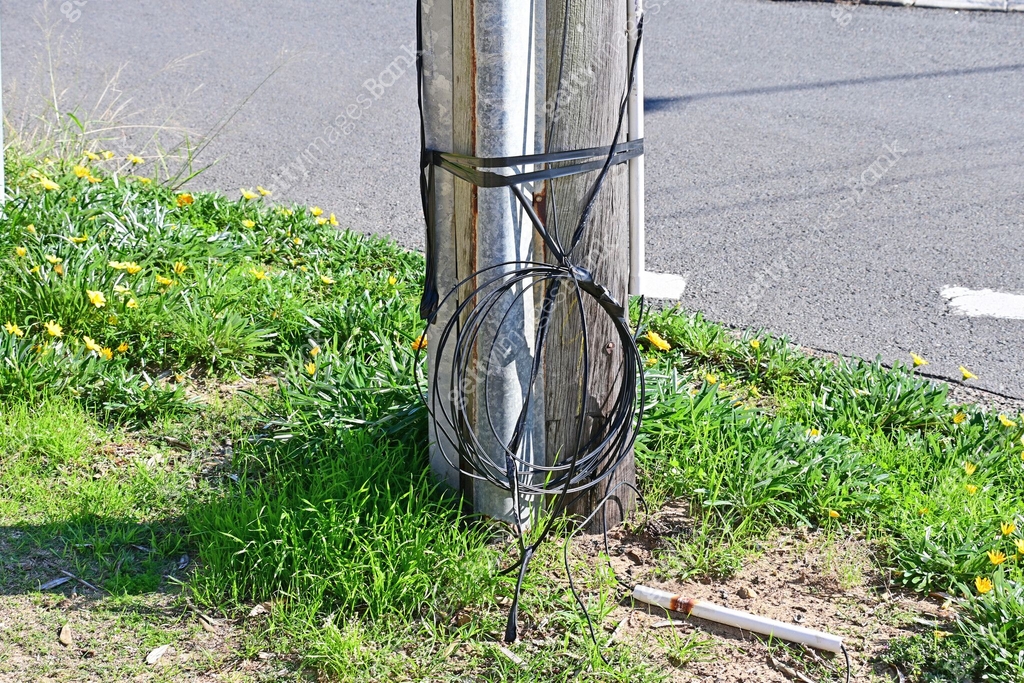 Loop Over Pole Loop of cable at the bottom of a pole 이미지 (2153338541) - 게티이미지뱅크