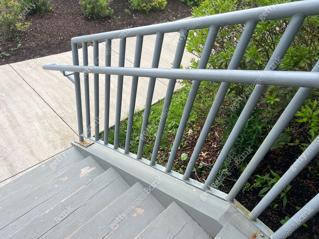 Rust Rail Base Metal Railing with Rust 이미지 (2152481198) - 게티이미지뱅크