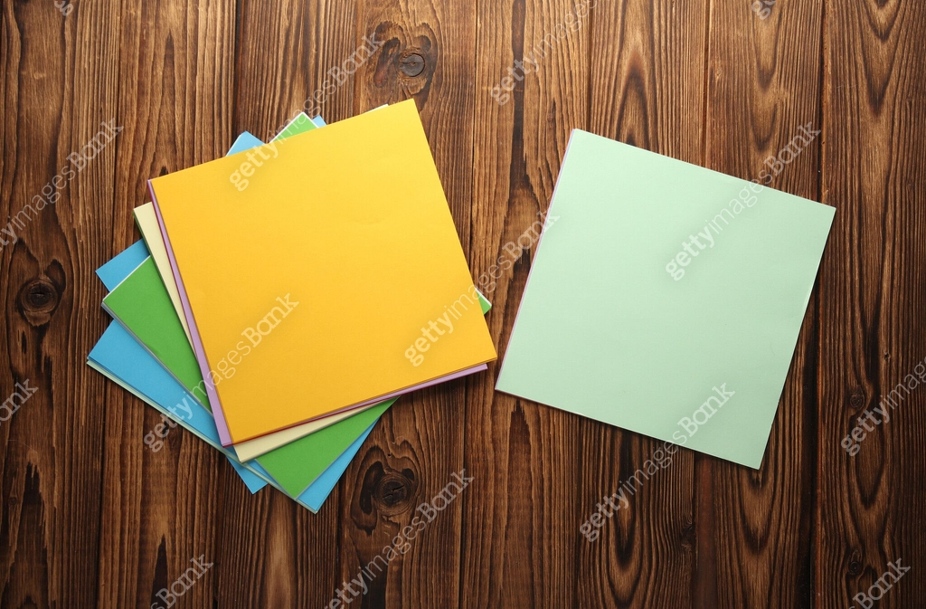 Square Paper Stack Stack of square colored sheets of paper on wooden background 이미지 ...
