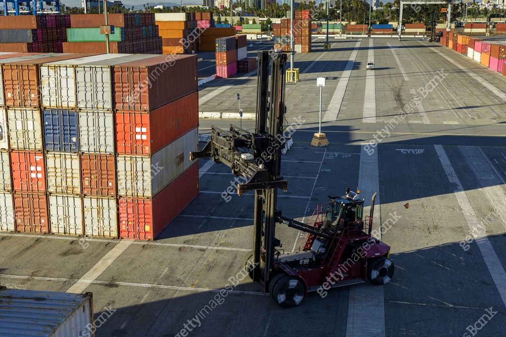 Huge Top Handler in Container Yard 이미지 (2123123938) - 게티이미지뱅크