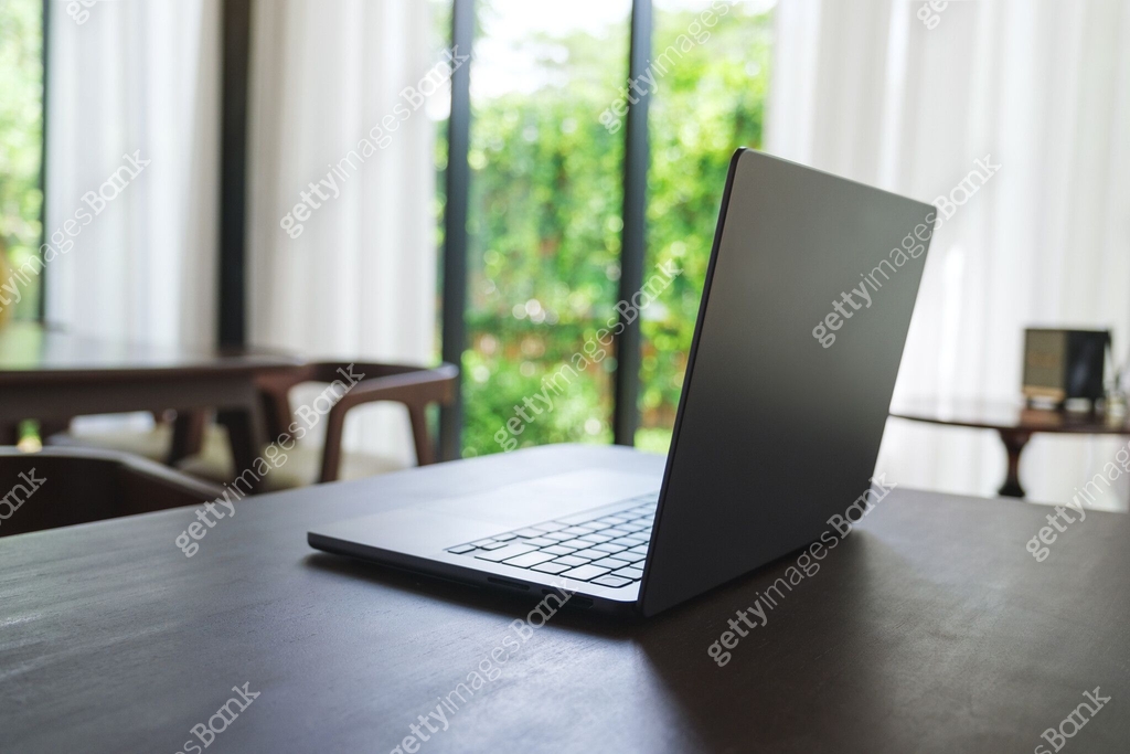 A single laptop computer on wooden table 이미지 (2158542241) - 게티이미지뱅크