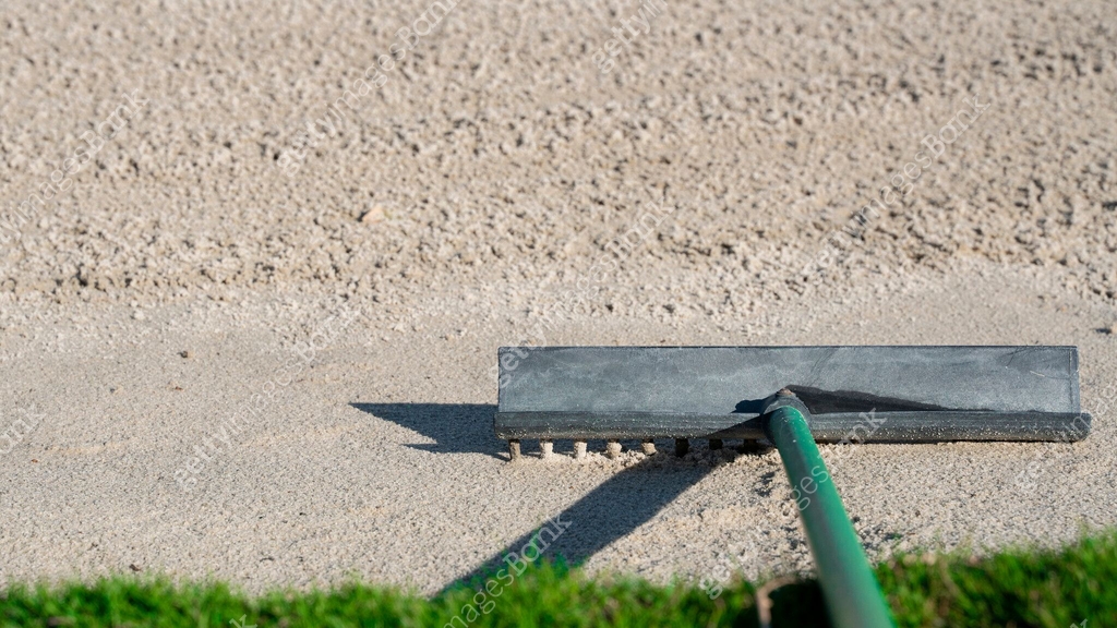 Rake in the sand trap on a golf course 이미지 (2157491528) 일러스트, 무료 일러스트 ...