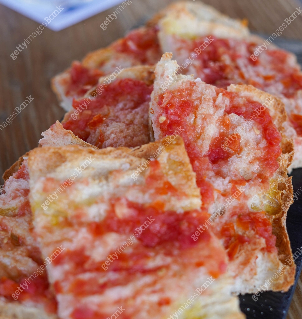 Ration of bread with tomato typical of Catalonia 이미지 (2160400891) - 게티이미지뱅크