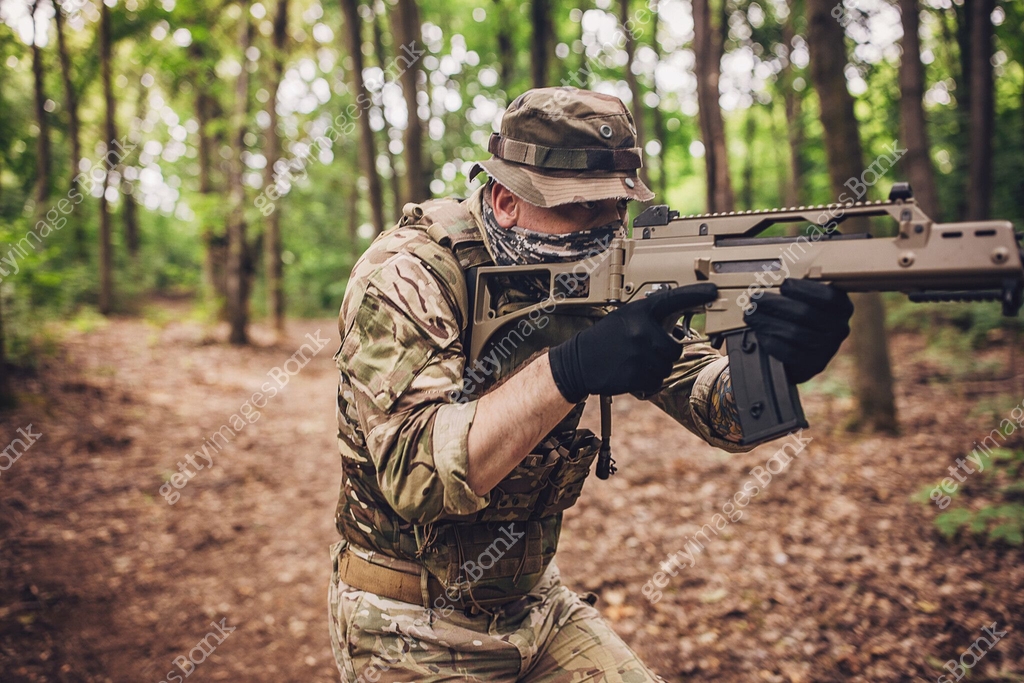 Operator aiming rifle in tactical forest setting 이미지 (2163632387) - 게티이미지뱅크