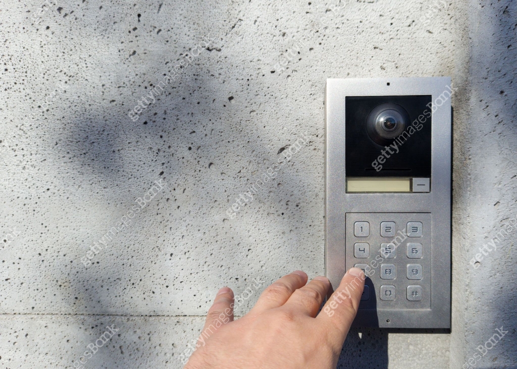 Hand pressing keypad on modern intercom device 이미지 (2178739344) - 게티이미지뱅크