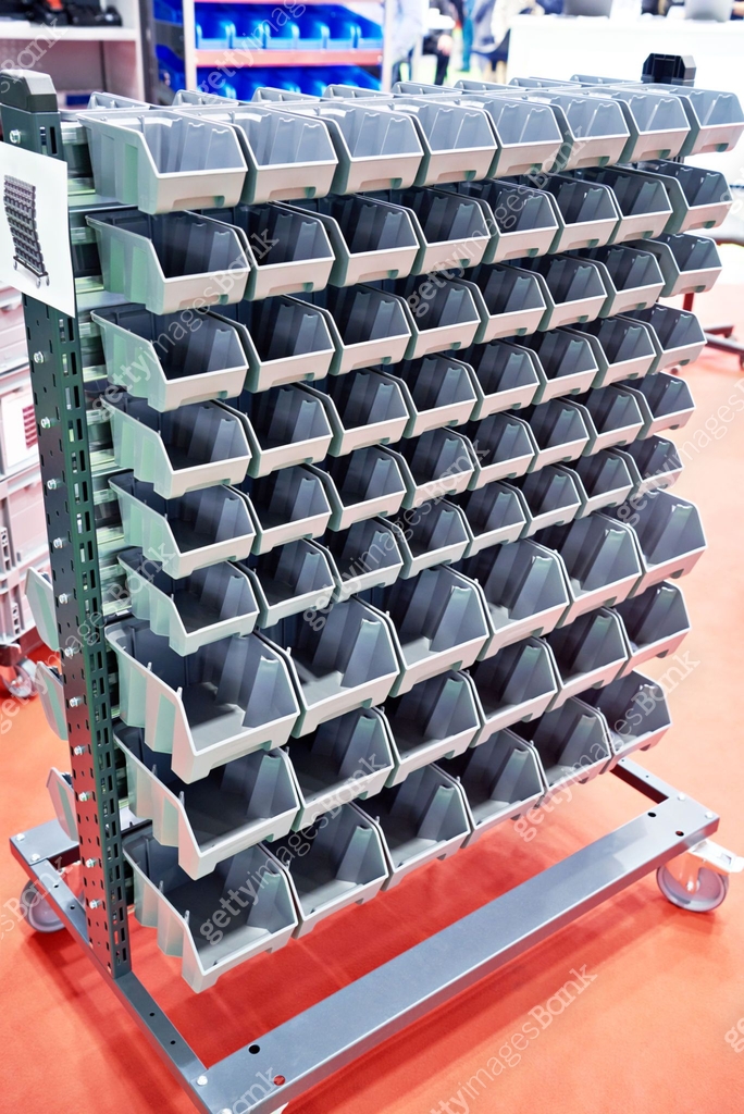 Rack with plastic trays for storing small parts 이미지 (2178353940) - 게티이미지뱅크