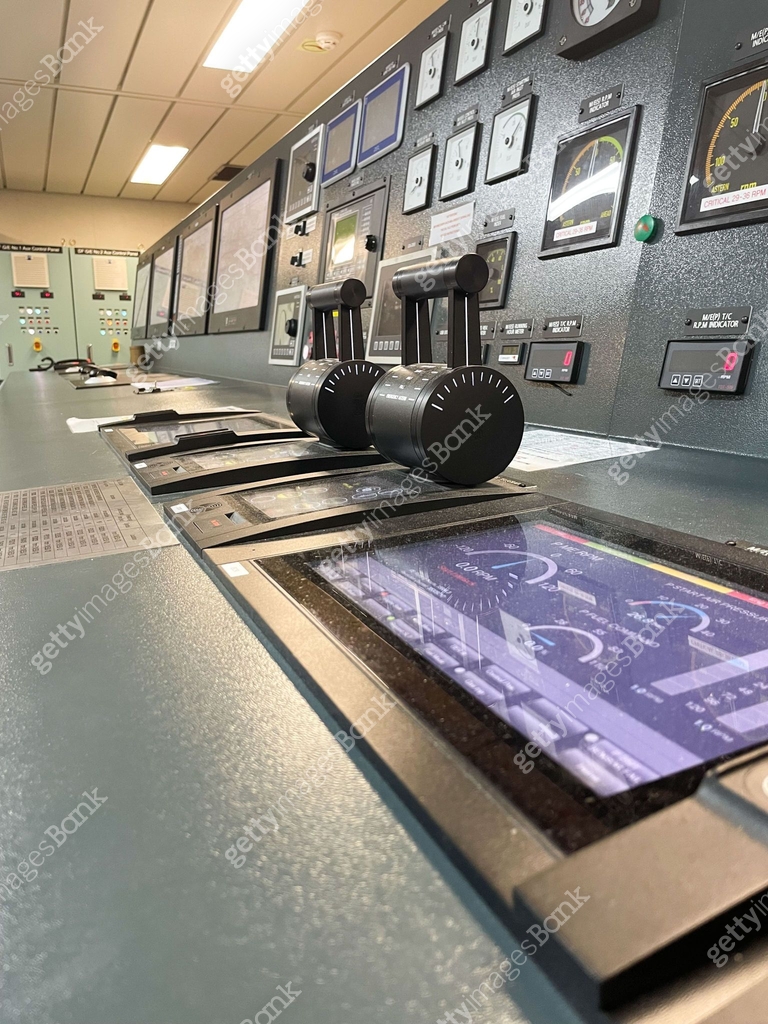 Control room. Large Industrial control panel inside cargo ship. 이미지 ...