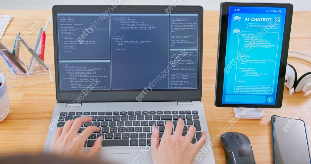 writing code by asking chatbot 이미지 (2174760175) - 게티이미지뱅크