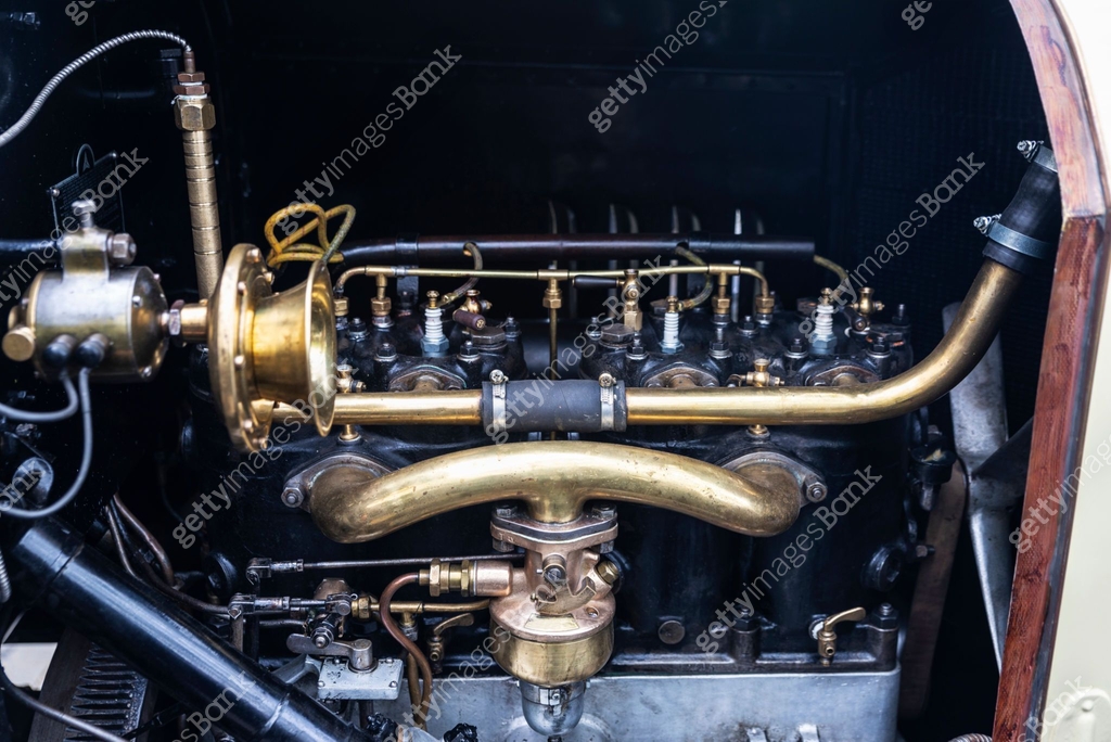 Engine of an old retro car of 1920s 이미지 (2171372948) - 게티이미지뱅크