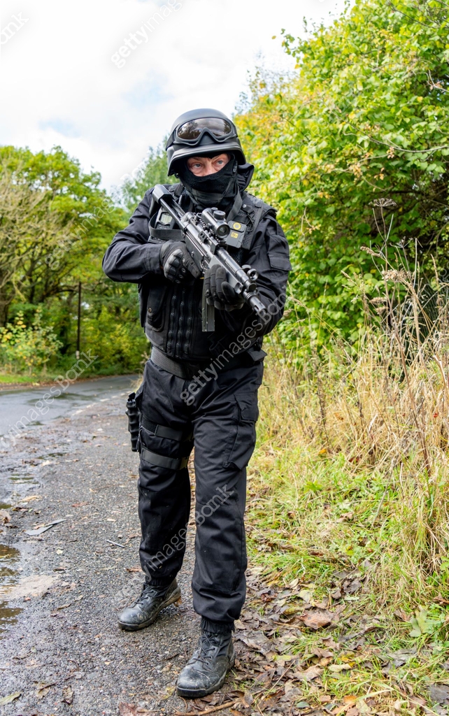Armed UK police officer wearing full SWAT team uniform 이미지 (2181879121 ...
