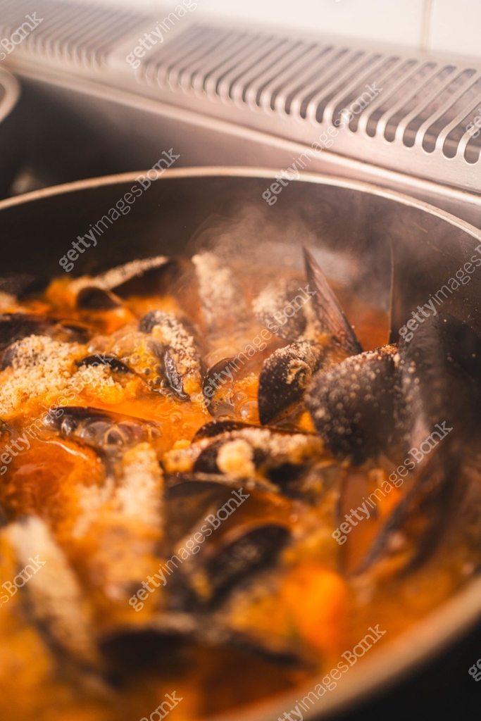 Simmering Shellfish with Tomato Sauce 이미지 (2180853633) - 게티이미지뱅크