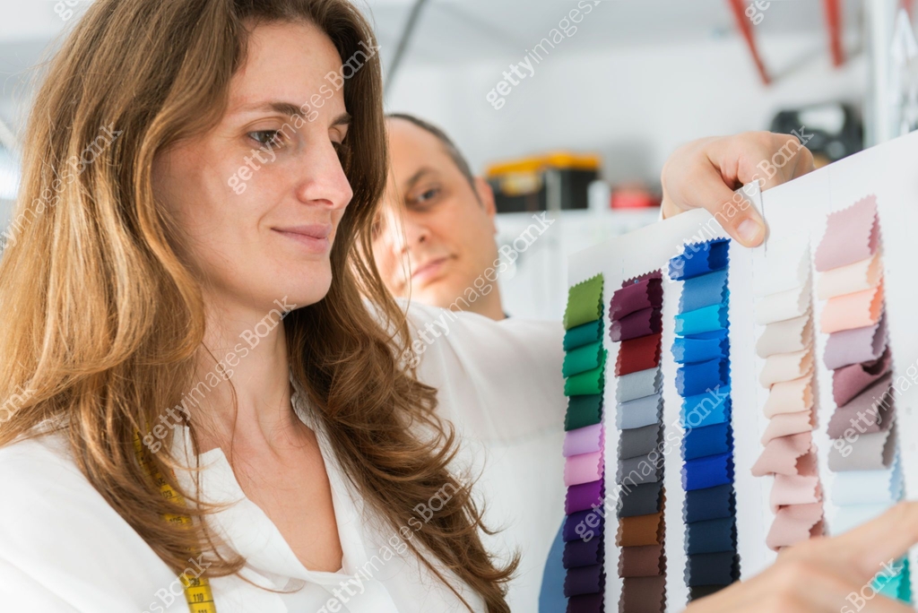 Designers Reviewing Color Swatches 이미지 (2185558442) - 게티이미지뱅크